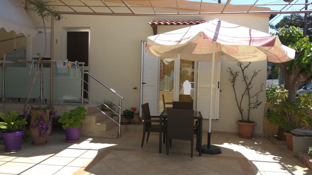 Nicolas Studios & Apartments Agia Marina Екстериор снимка