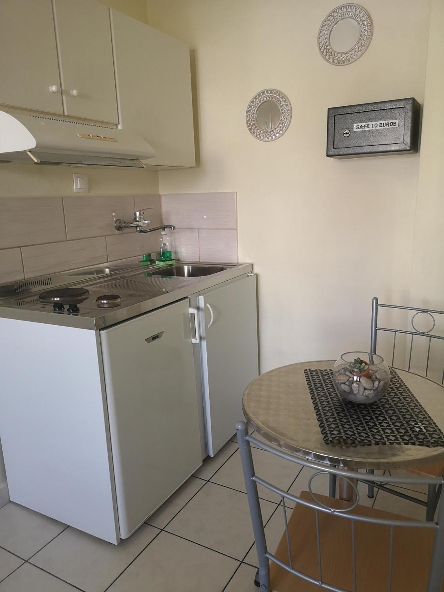 Nicolas Studios & Apartments Agia Marina Екстериор снимка