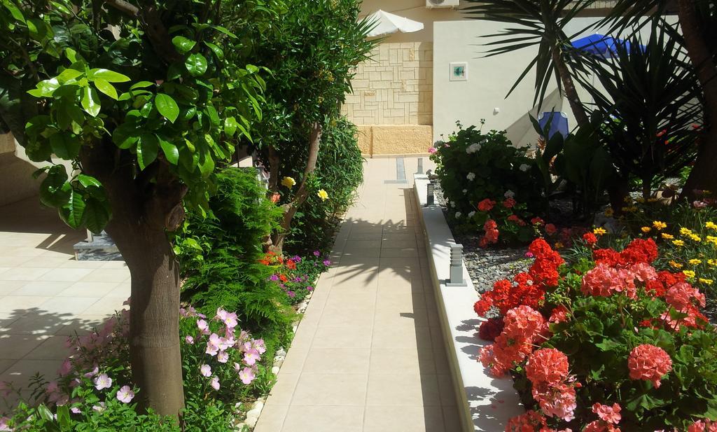 Nicolas Studios & Apartments Agia Marina Екстериор снимка