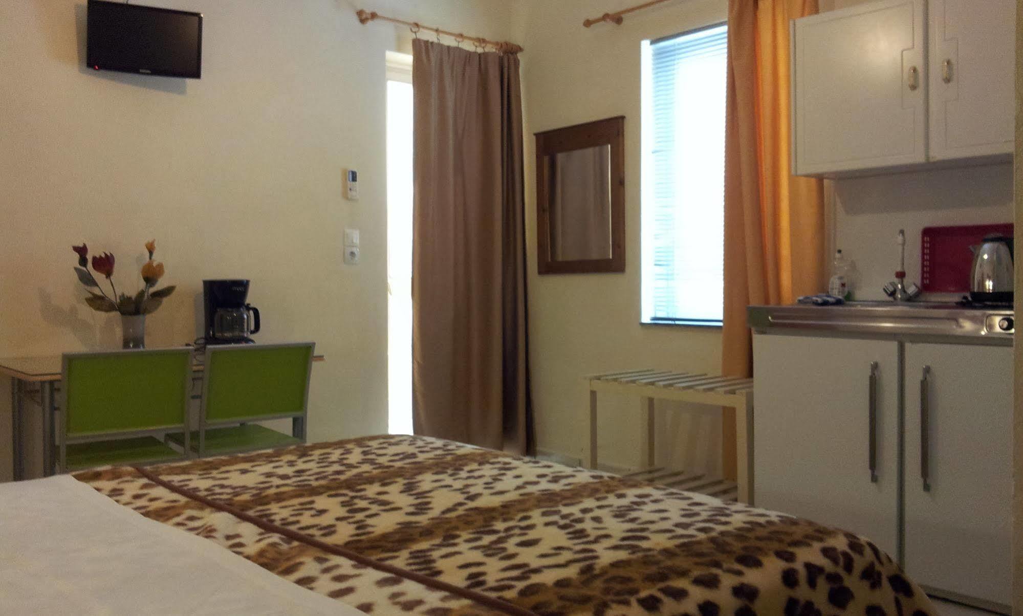 Nicolas Studios & Apartments Agia Marina Екстериор снимка
