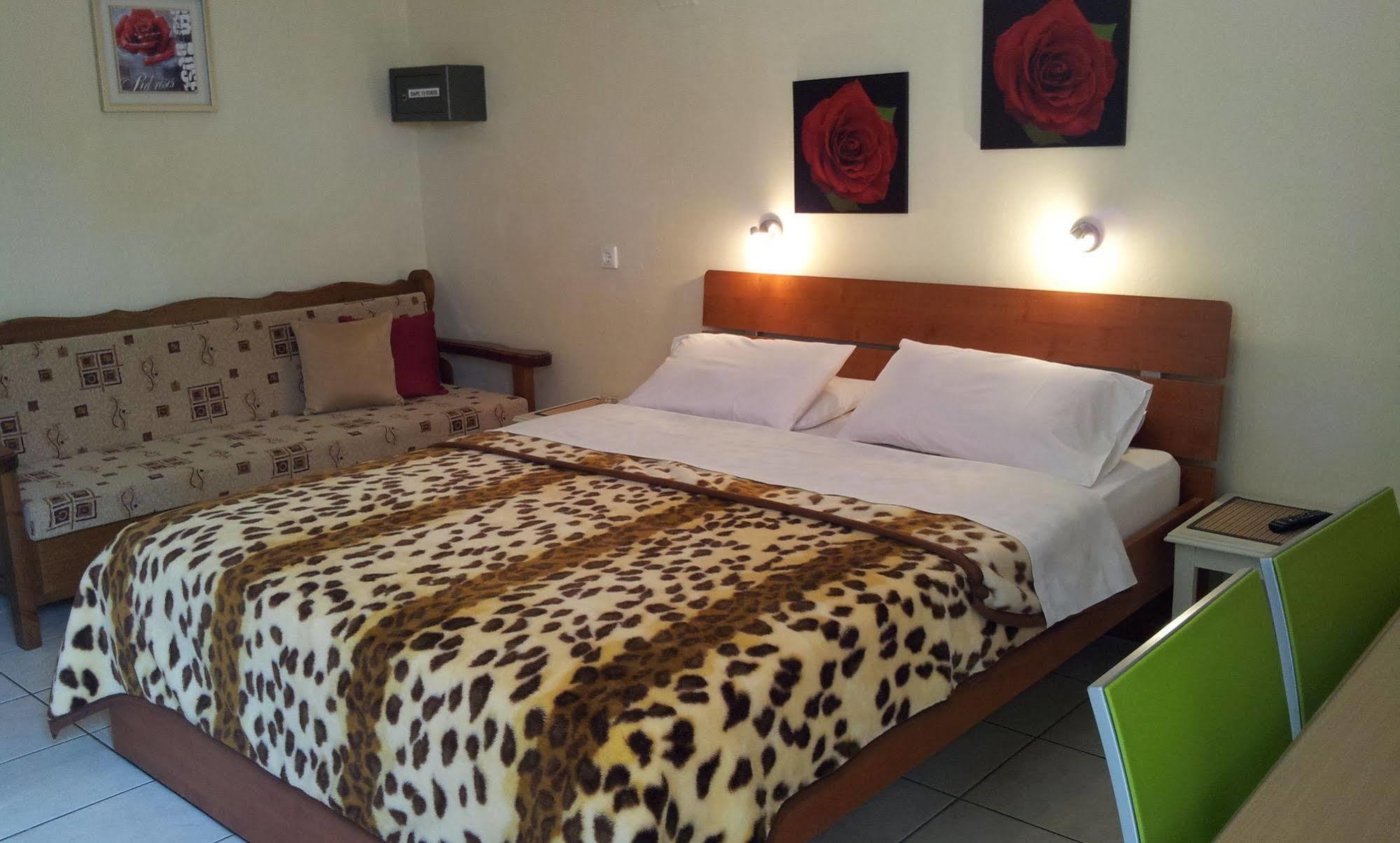 Nicolas Studios & Apartments Agia Marina Екстериор снимка